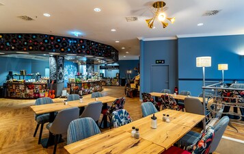 Tägliches Frühstücksbuffet (24.90 EUR pro Person)
