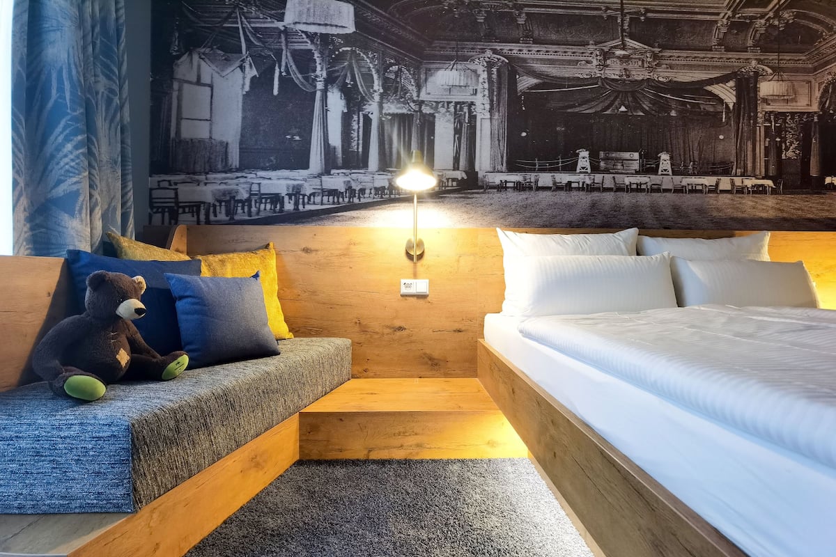 cosy double room | living area | 49-inch flat-screen tv with cable channels, tv