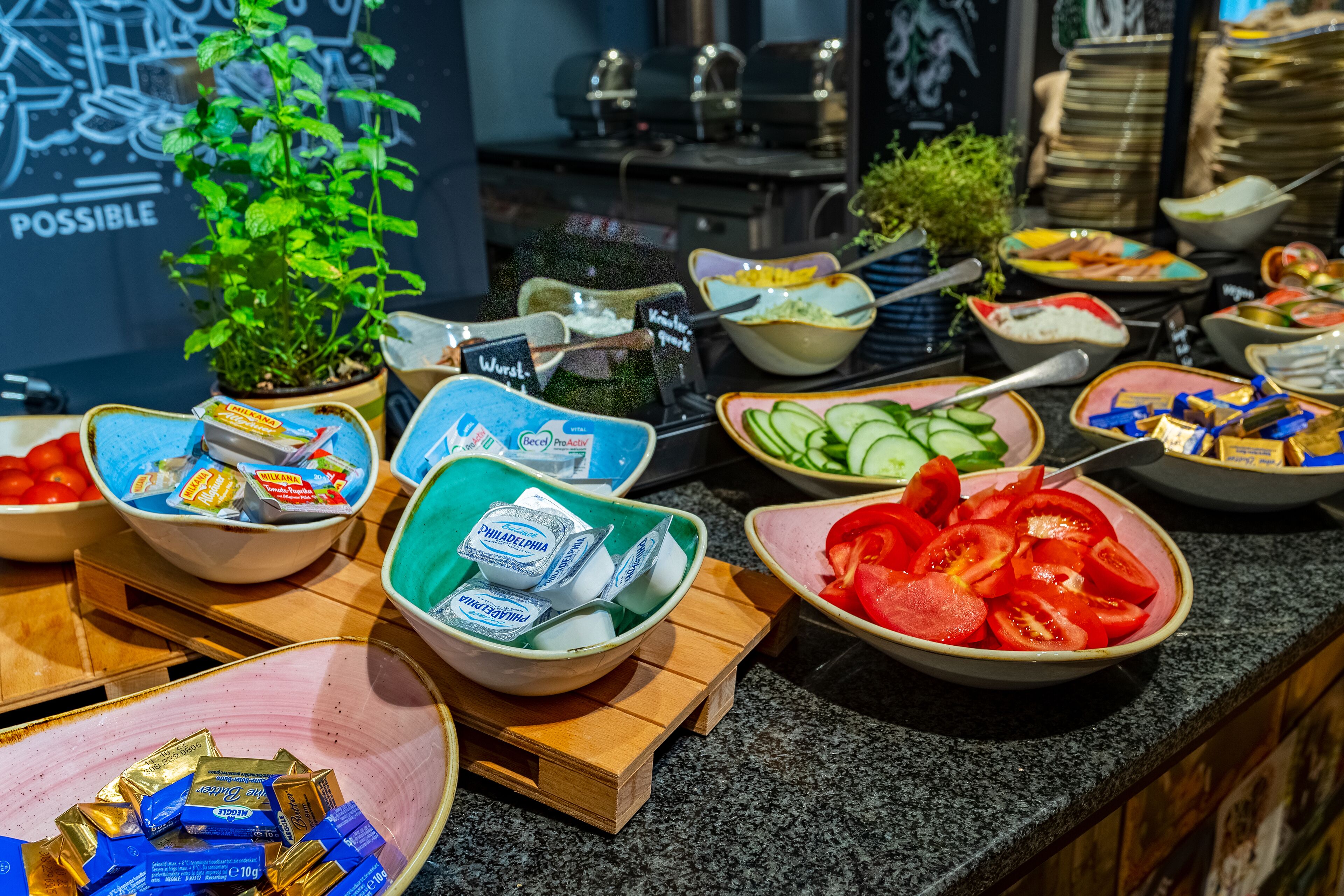 Un bufé con diversos alimentos y salsas.