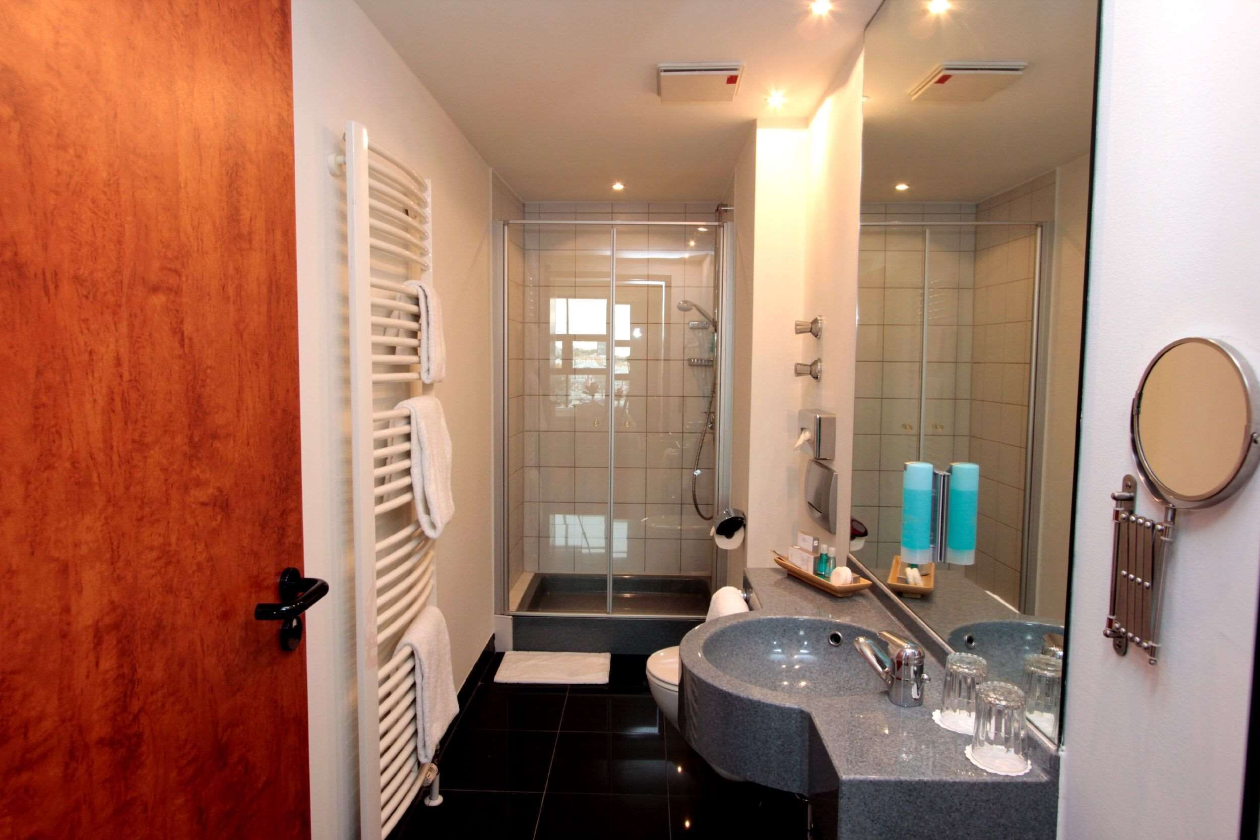 junior room | bathroom | shower, hair dryer, towels, soap