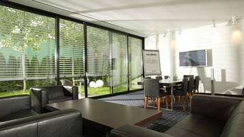 Minibar, caja de seguridad en la habitaciĂłn y sistema de insonorizaciĂłn