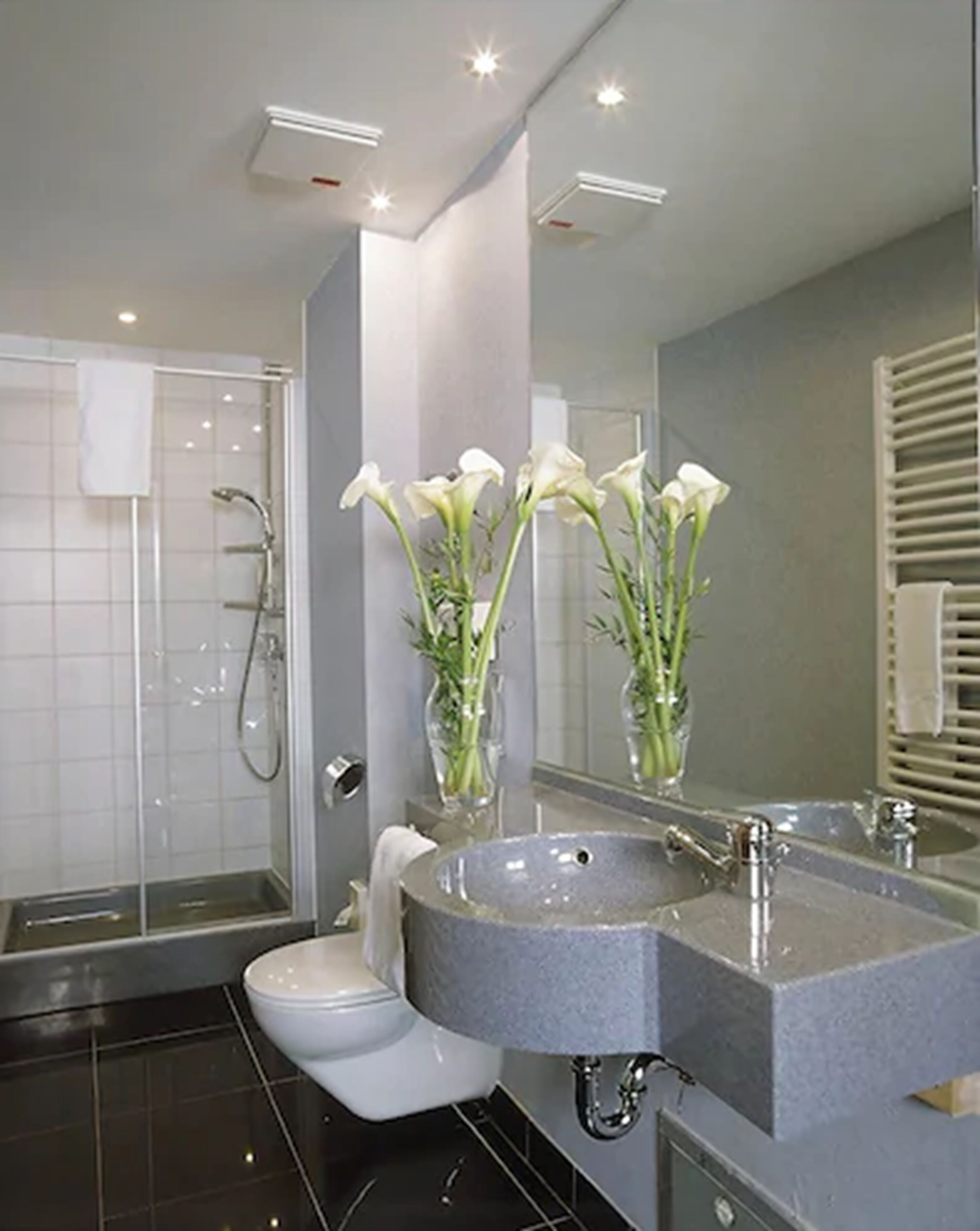 junior room | bathroom | shower, hair dryer, towels, soap