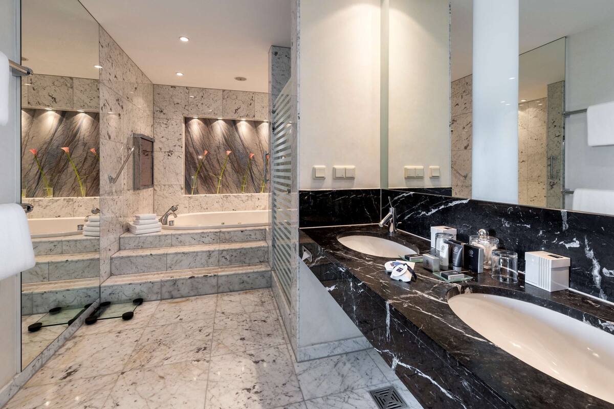 hypo-allergenic bedding, in-room safe, desk, blackout curtains