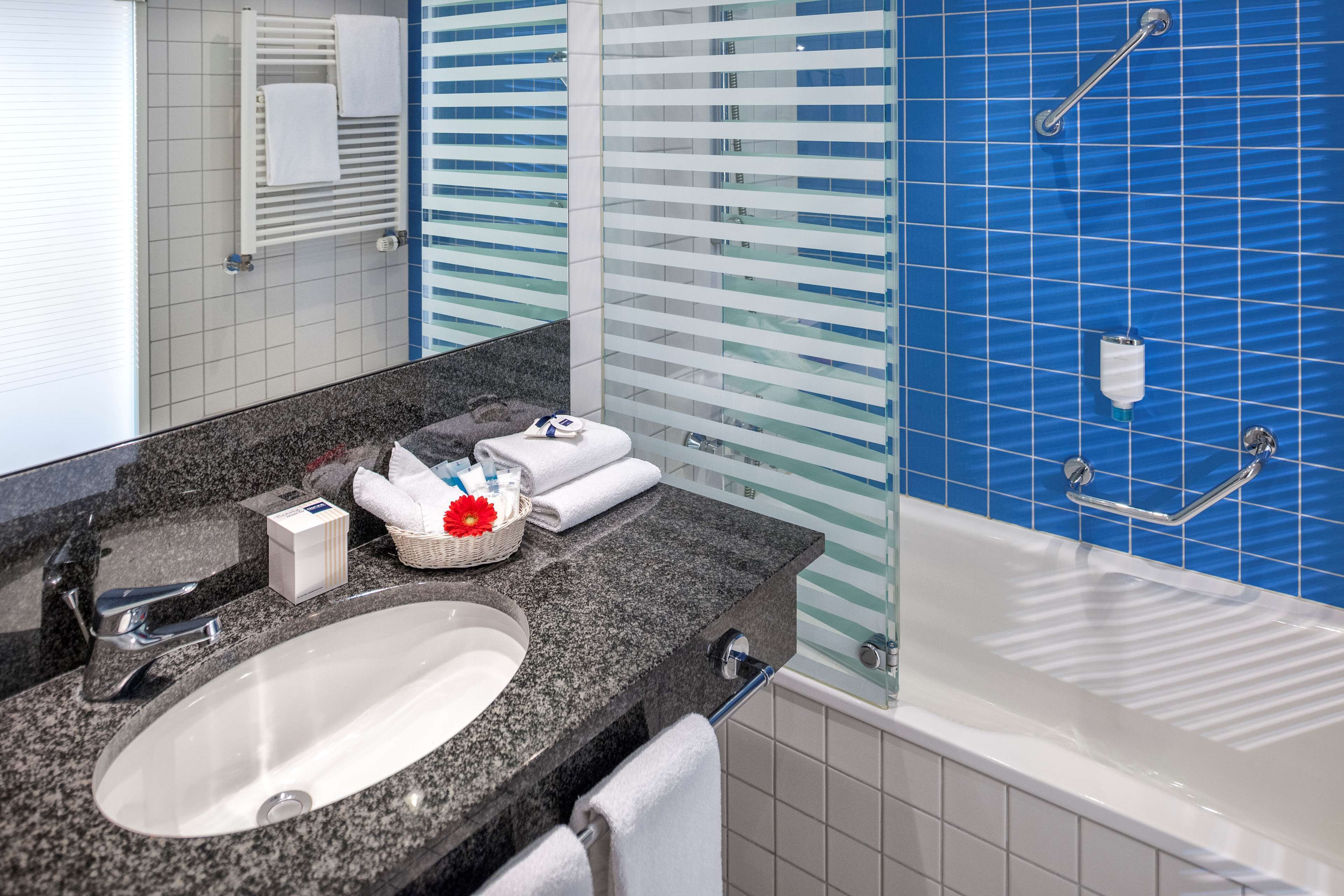 combined shower/bathtub, deep-soaking bathtub, free toiletries