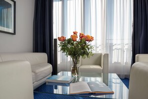 Hypo-allergenic bedding, in-room safe, desk, blackout curtains
