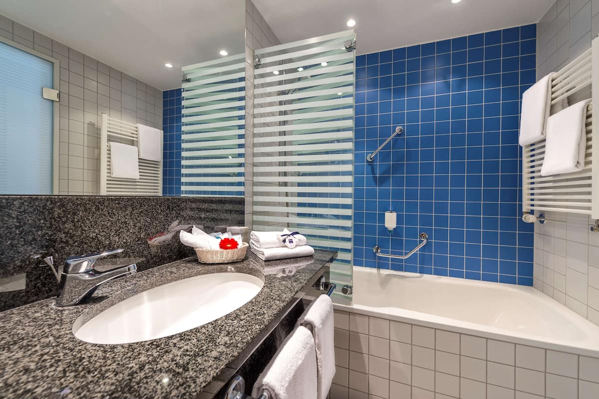 combined shower/bathtub, deep-soaking bathtub, free toiletries