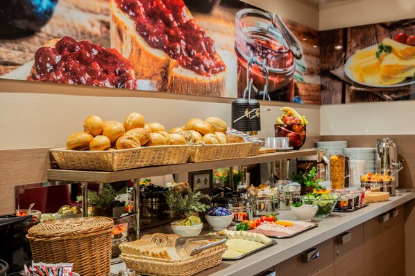Free daily buffet breakfast