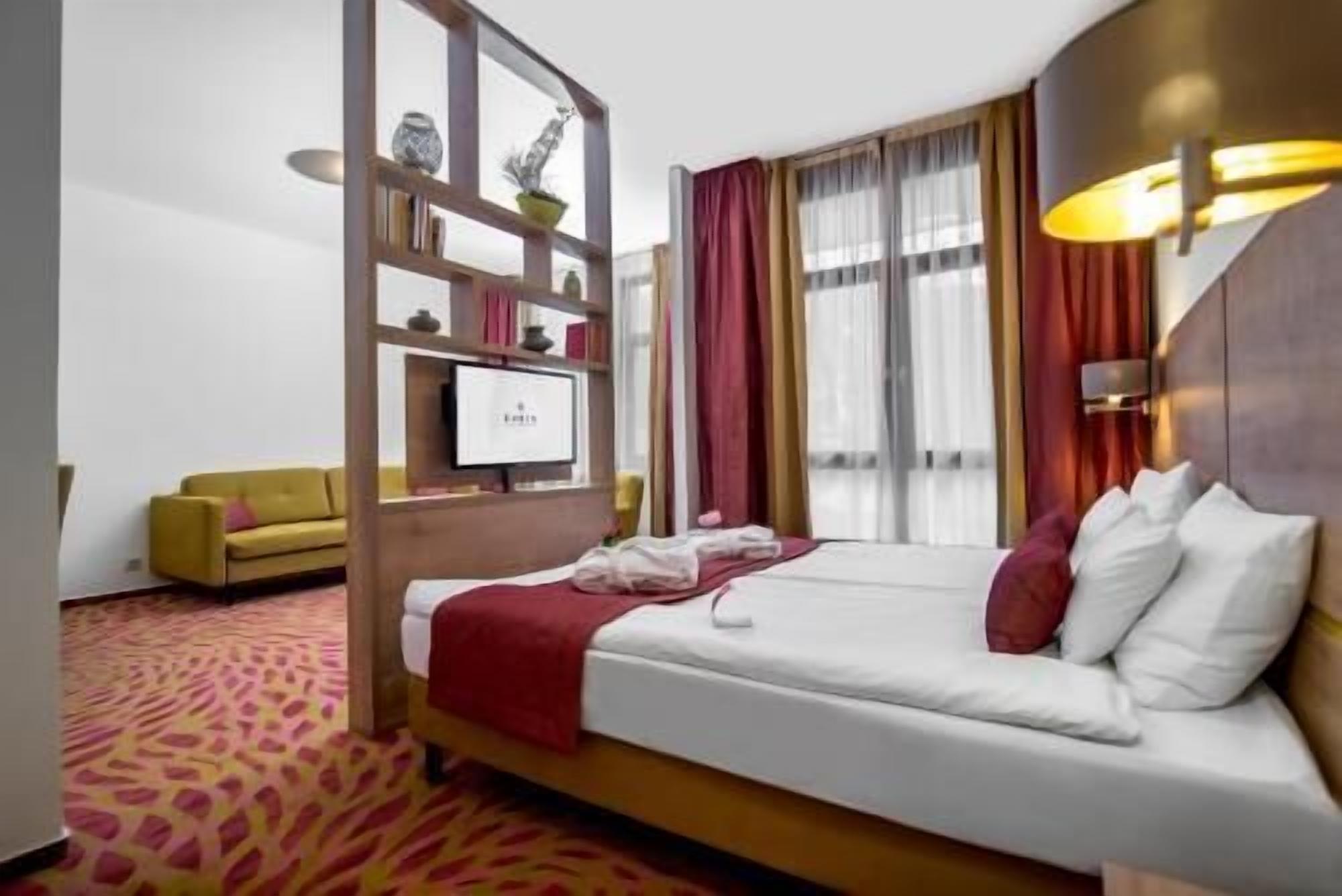 In-room safe, soundproofing, free WiFi, bed sheets
