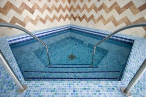 Bañera de hidromasaje cubierta