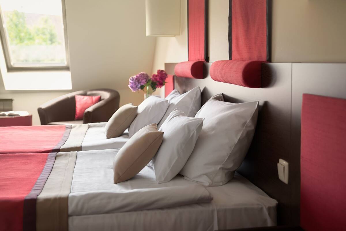 In-room safe, soundproofing, free WiFi, bed sheets