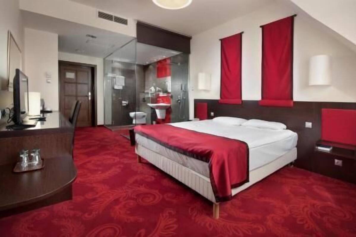 In-room safe, soundproofing, free WiFi, bed sheets