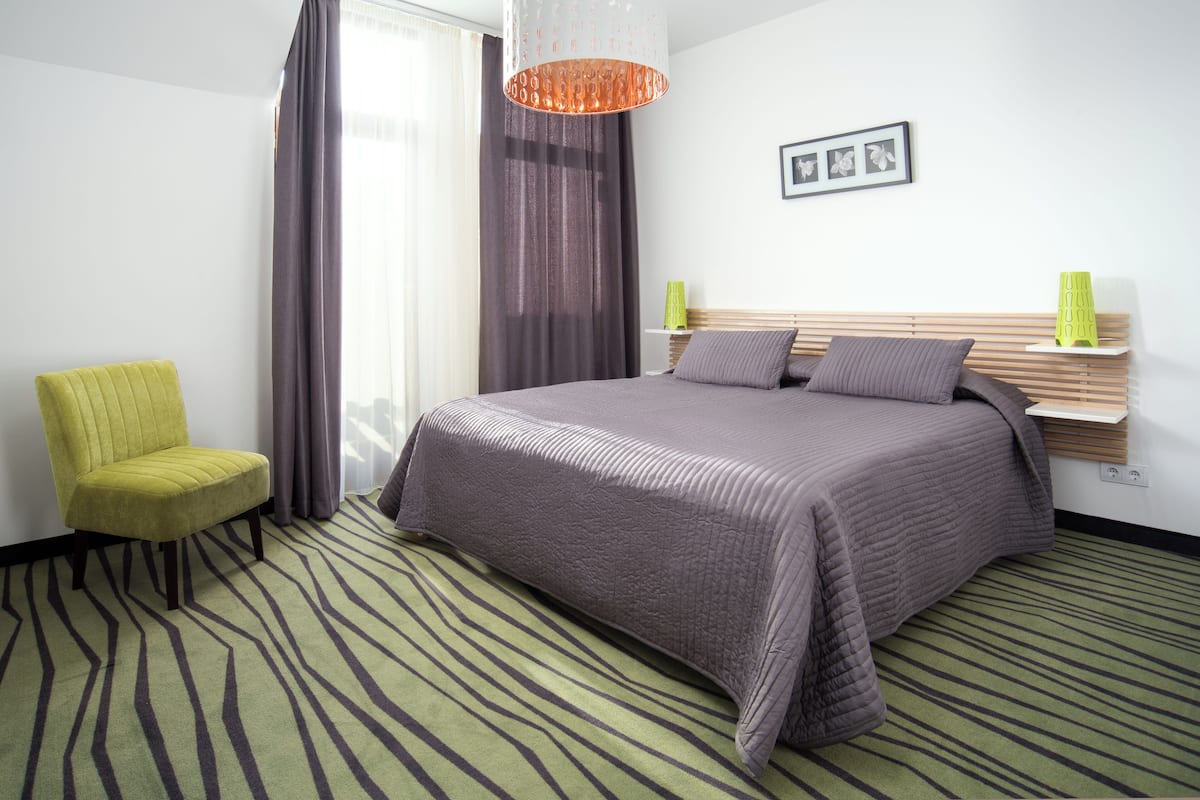 Deluxe appartement, balkon | 2 slaapkamers, een kluis op de kamer, geluiddichte muren, gratis wifi