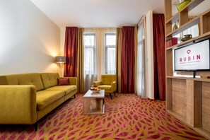 Dobbelt- eller tomannsrom – deluxe | Safe på rommet, lydisolert, wi-fi (inkludert) og sengetøy