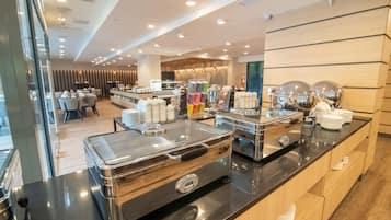 Σερβίρεται μεσημεριανό και βραδινό, με διεθνής κουζίνα