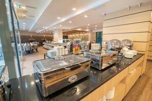 Se sirven comidas, cenas y cocina internacional 