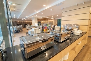 Lunch and dinner served, international cuisine