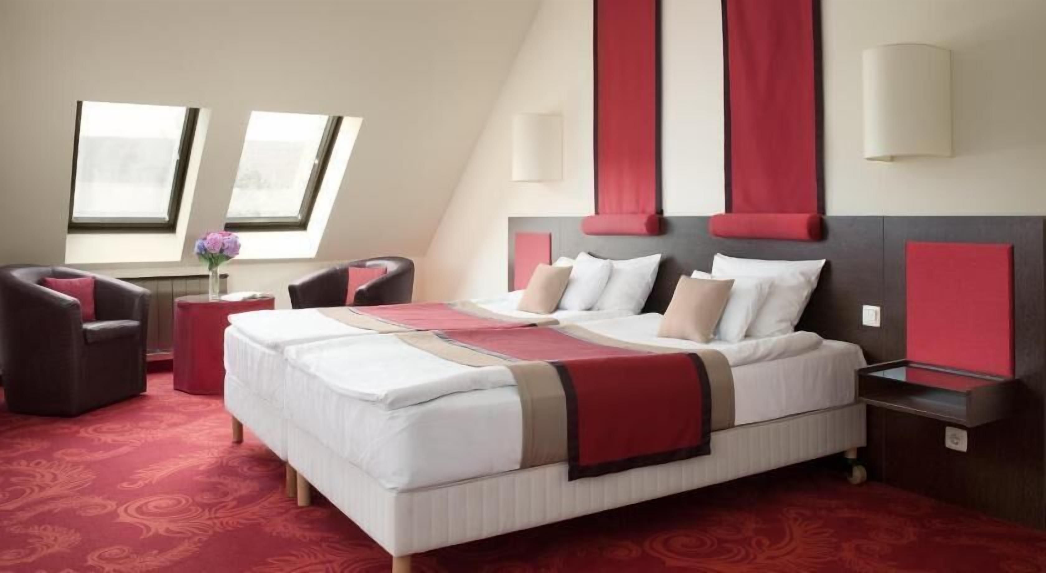 In-room safe, soundproofing, free WiFi, bed sheets