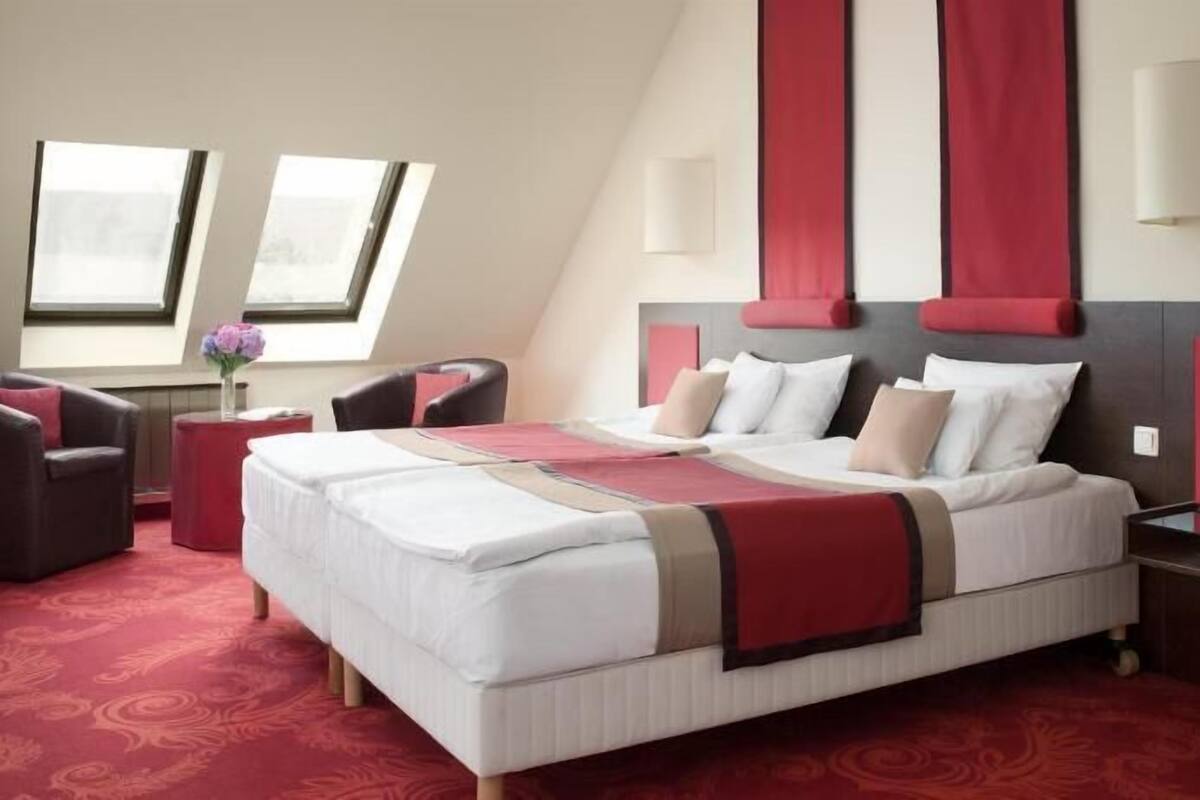 In-room safe, soundproofing, free WiFi, bed sheets