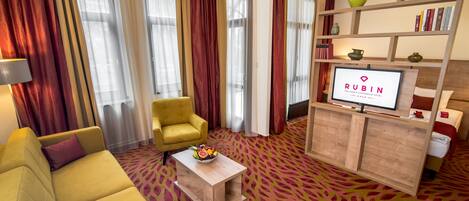 Habitació doble o amb dos llits individuals Deluxe | 2 dormitoris, caixa forta a l'habitació i habitacions insonoritzades