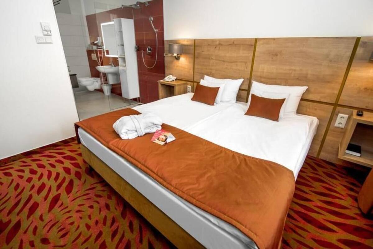 In-room safe, soundproofing, free WiFi, bed sheets