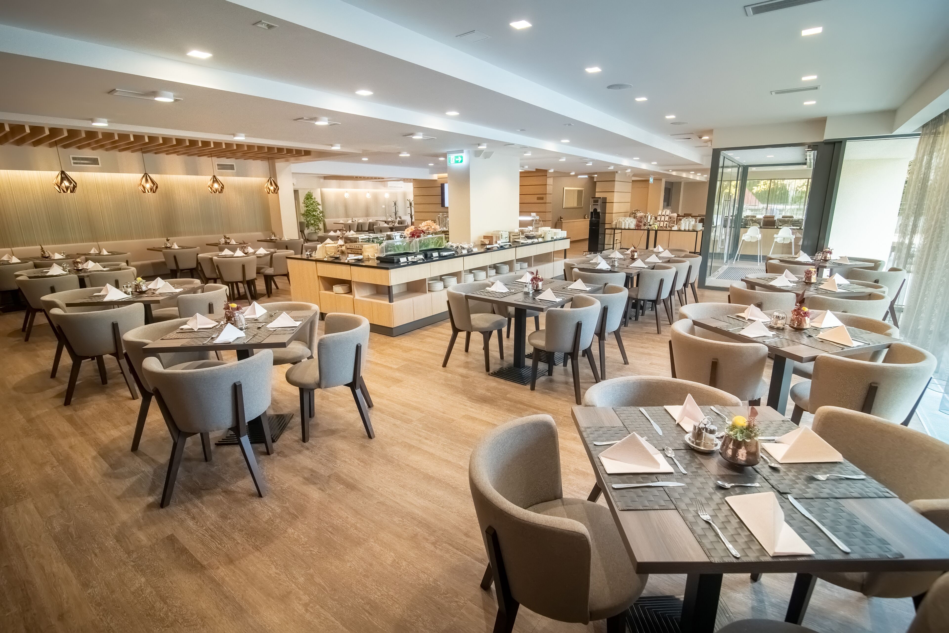 Lunsj og middag serveres, internasjonale retter