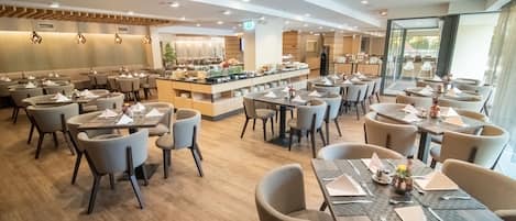 Lunch and dinner served, international cuisine