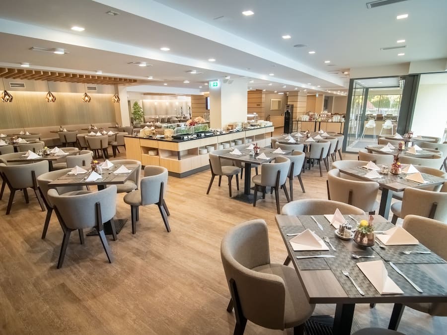 Lunsj og middag serveres, internasjonale retter