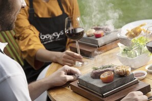 3 restaurants servant le petit déjeuner, le déjeuner et le dîner