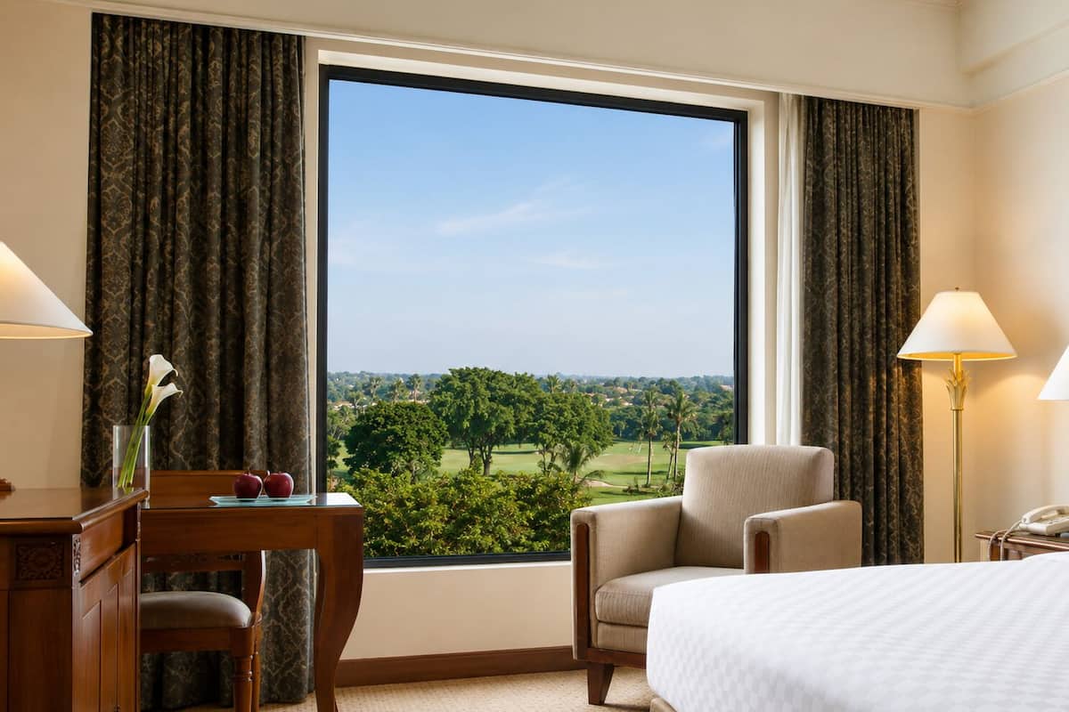 Room, 1 King Bed, Golf View | Minibar, in-room safe, desk, laptop workspace
