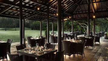 3 restaurants; breakfast, lunch, and dinner served