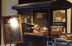 Hi ha 3 restaurants i s'hi serveixen esmorzars; plats de cuina asiàtica