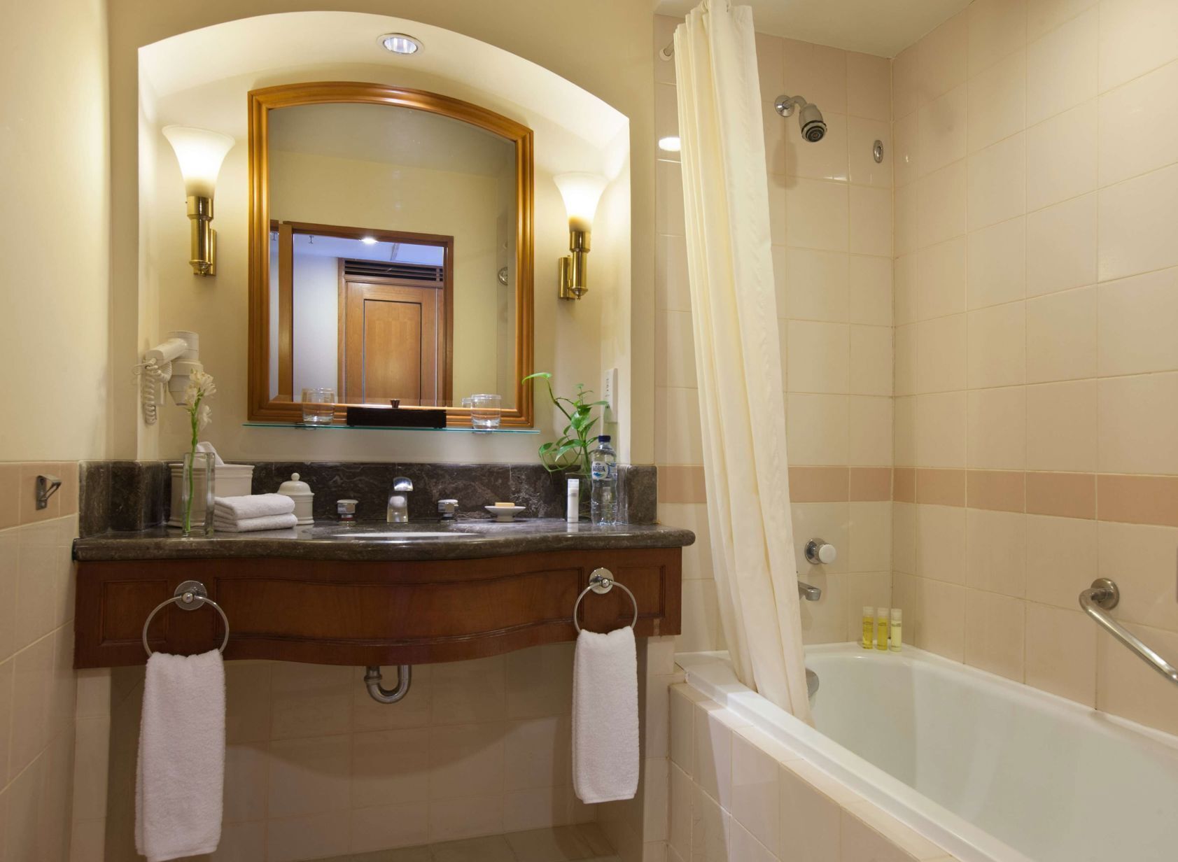 Bathroom | Combined shower/bathtub, free toiletries, hair dryer, bathrobes