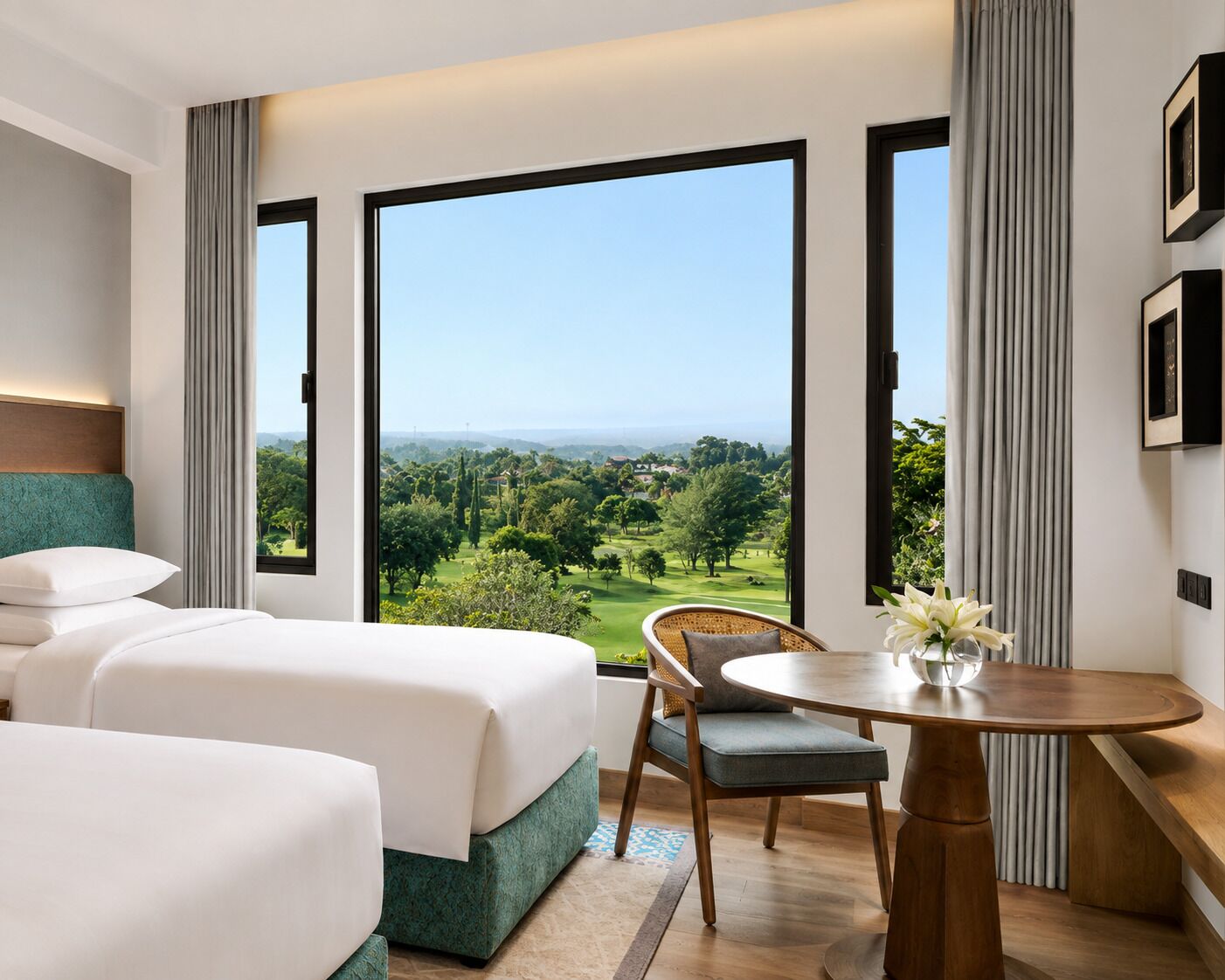 Une chambre d’hôtel avec une grande fenêtre, un lit, une chaise et une petite table.