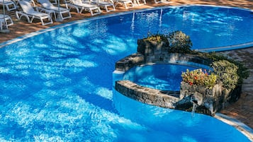 Piscine couverte, piscine extérieure, parasols de plage, chaises longues