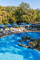 室内游泳池，室外游泳池，池畔遮阳伞，日光浴躺椅