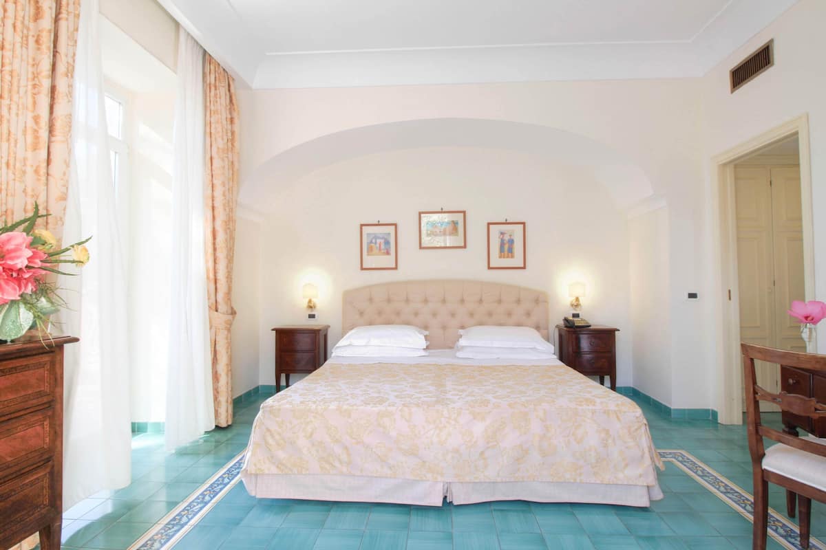 Suite | 1 bedroom, minibar, in-room safe, desk