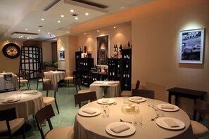 3 ห้องอาหาร, บริกา รอาหารกลางวันและอาหารเย็น