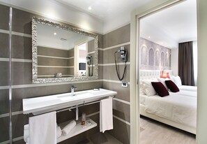 Deluxe Triple Room | Bathroom