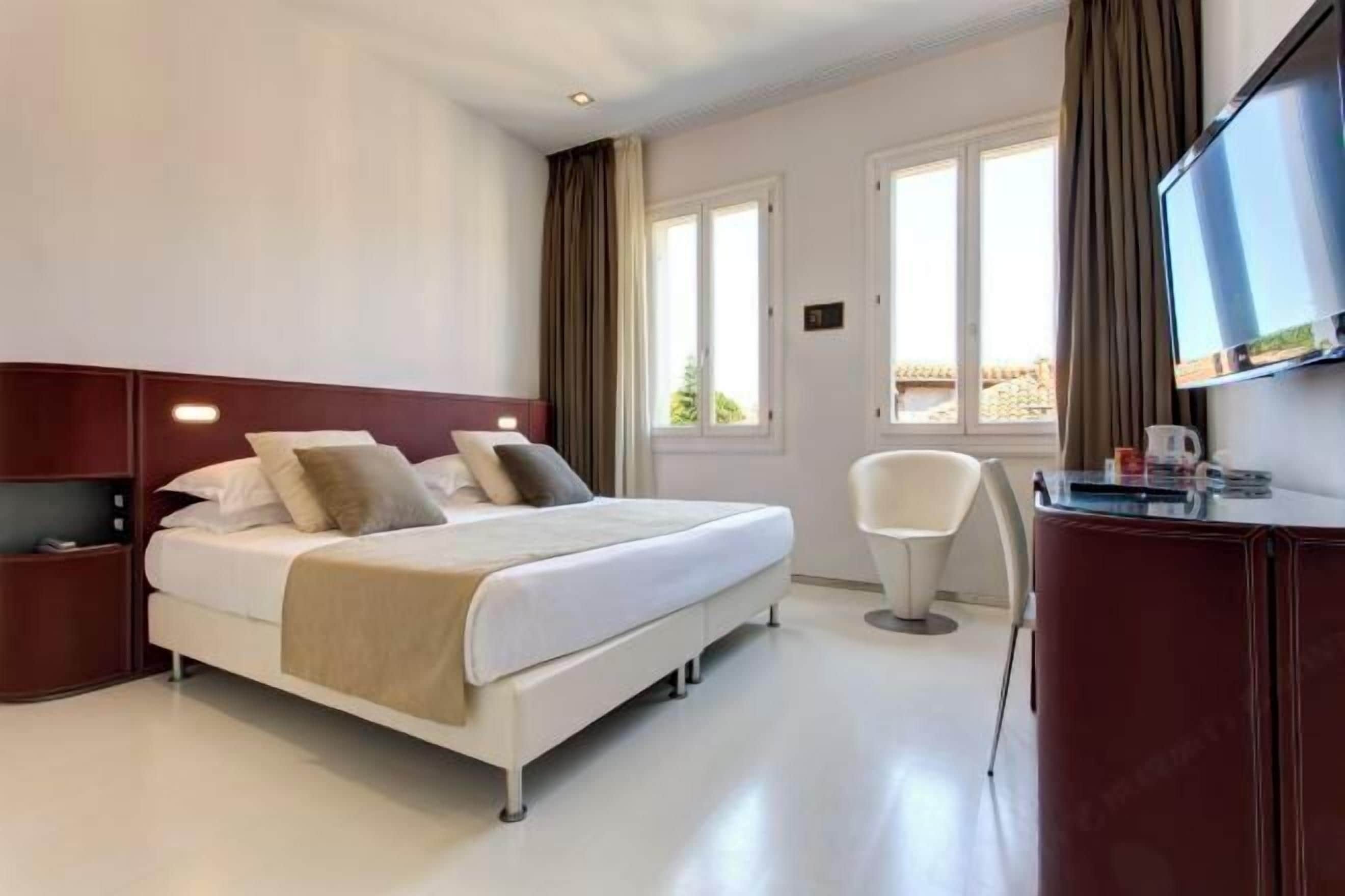 Minibar, in-room safe, WiFi (free), individually decorated