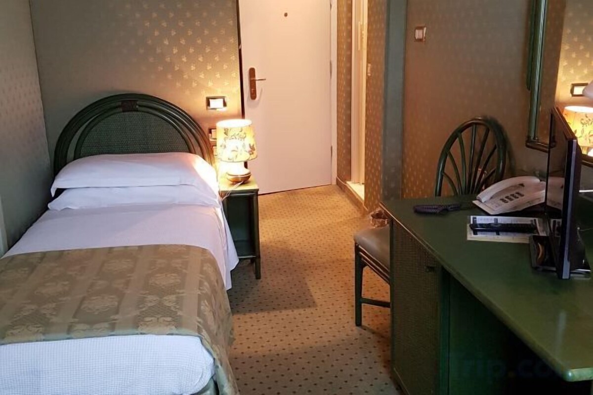 Minibar, Zimmersafe, kostenloses WLAN, individuell dekoriert