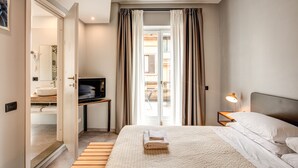 Ropa de cama de alta calidad y caja de seguridad en la habitación 