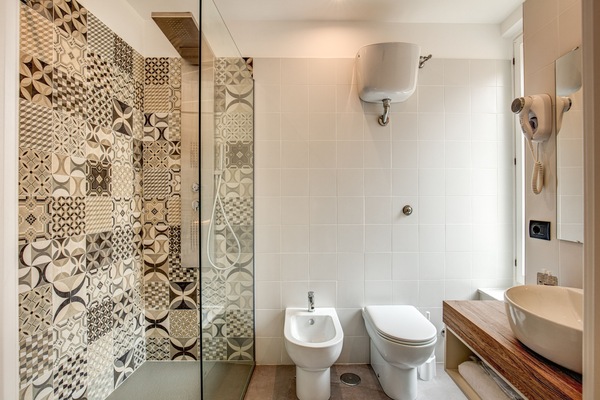 Habitación superior con 1 cama matrimonial o 2 individuales, balcón | Baño | Amenidades de baño gratuitas, secadora de cabello, bidet, toallas