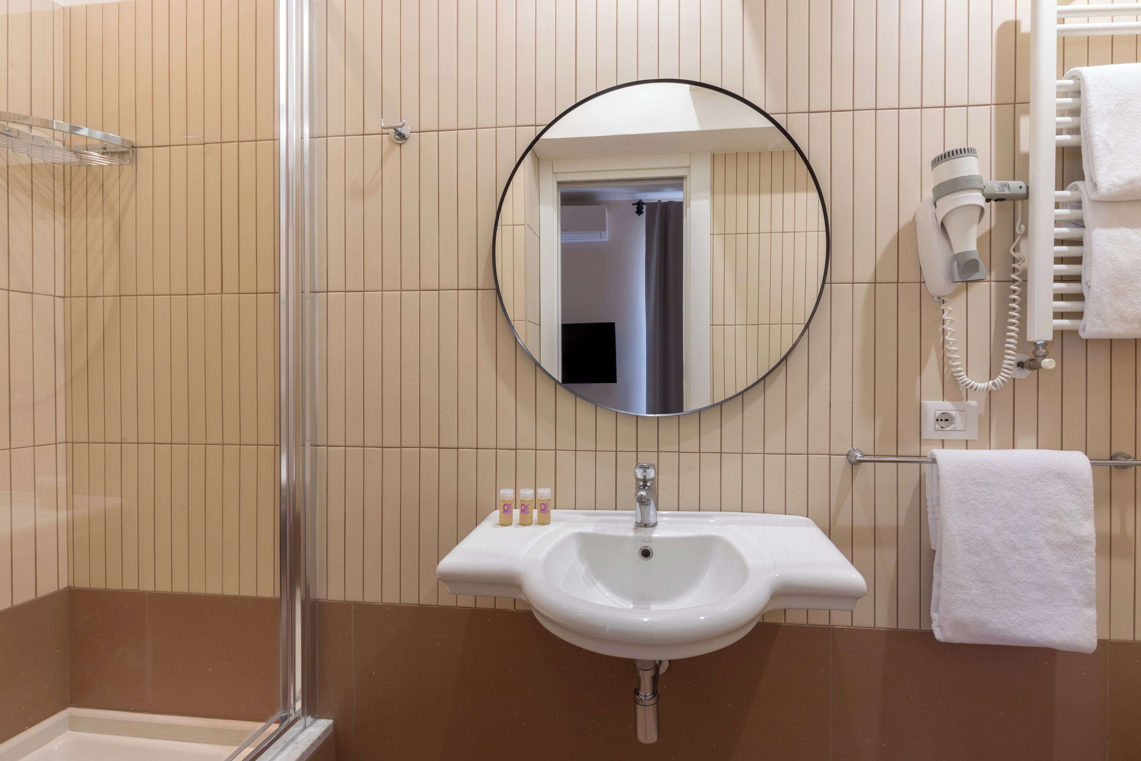 triple room | bathroom | shower, rainfall showerhead, free toiletries, hair dryer