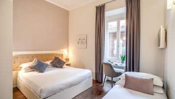 Standaard driepersoonskamer | Italiaanse Frette-lakens, luxe beddengoed, een minibar