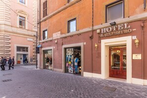 A hotel facade with a sign reading "HOTEL S. SILVESTRO" and a storefront with mannequins. - Hotel San Silvestro (Rome)