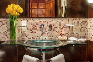 Habitación superior con 1 cama doble o 2 individuales, terraza | Baño | Artículos de higiene personal gratuitos, secador de pelo, bidé y toallas