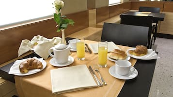 Desayuno buffet (EUR 15 por persona)
