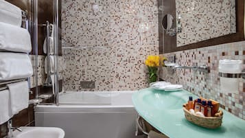 Kostenlose Toilettenartikel, Haartrockner, Bidet, Handtücher