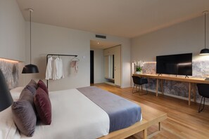 Junior Suite (Shower) | Minibar, in-room safe, desk, laptop workspace - Hotel Leopardi (Verona)