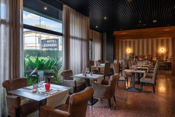 Déjeuner et dîner servis sur place